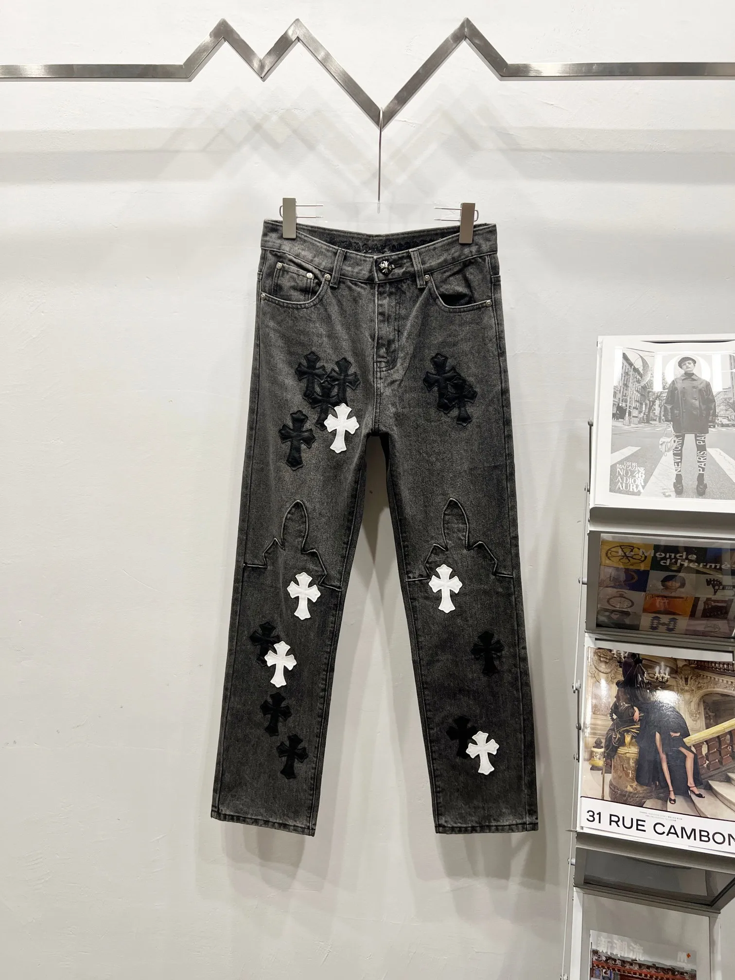 P260 Style number: (c028) Chrome Hearts CH Chrome Hearts 24SS vip custom-made double-knee leather flame high street cross jeans. Original purchased and patterned to truly restore the ultimate vintage texture. Special Italian cowhide print and then cut. Customized sheepskin three-layer thick line leather. The whole body is spliced in heavy water washing process. Craftsmen hand-splash ink. You can see the details. Three-dimensional cutting version. Loose and comfortable, not flattering on the body. Makes taller and slimmer. Seiko factory. Original factory quality control, same style for men and women, can be matched with couples, versatile recommendation, must-have jeans for all seasons Color: gray Size: 28, 30, 32, 34, 36 (S-xxl)